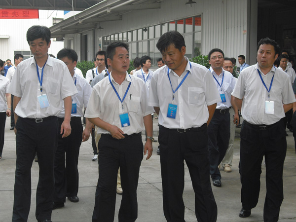 中联重科高级总裁张国建先生（右二）与中联重科副总经理李青林先生（右一）一行，在公司总经理陈孟宏先生（右二）陪同下参观指导工作