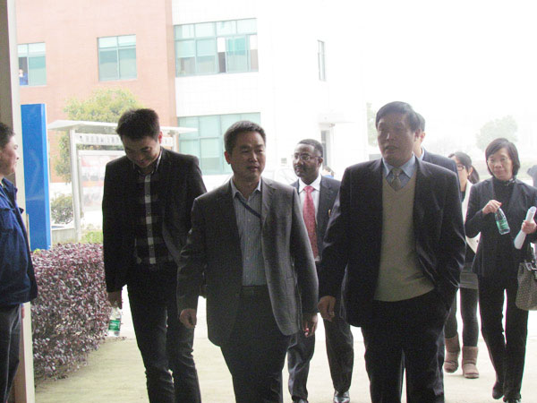 中联重科高级总裁殷正富先生（右二）及生产运营副总裁阿金 奥 阿吉乐（右三）一行在公司总经理陈孟宏先生（右四）陪同下参观指导工作