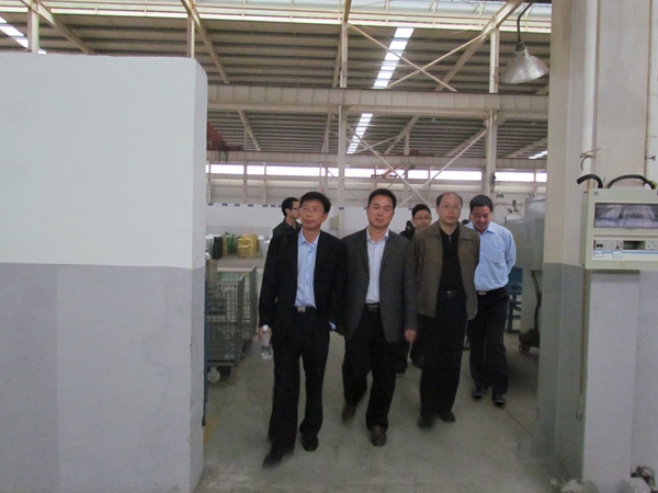中联重科混凝土机械公司副总经理吴斌兴先生（左一）、研究院长郭岗先生（右一）一行来我司知道工作